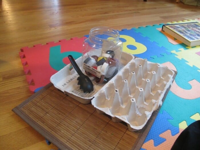Easy sorting activity with bottle caps
