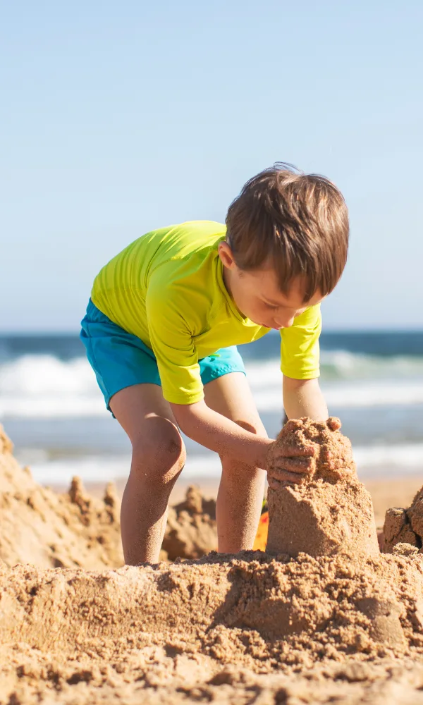 kids building with sand